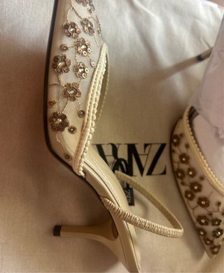Zapatos Zara Tacon Destalonado Bordados Beige/Oro