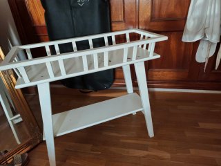 Mesa jardinera de madera blanca. Muy coqueta.