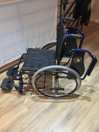 Silla de ruedas con reposabrazos plegables