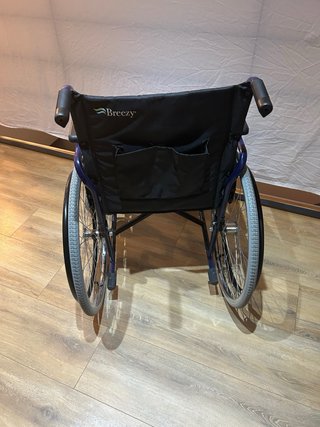 Silla de ruedas con reposabrazos plegables