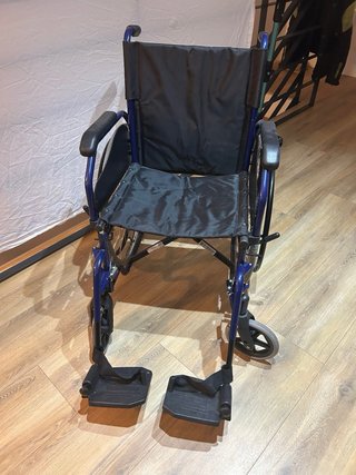 Silla de ruedas con reposabrazos plegables
