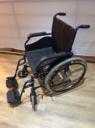 Silla de ruedas con reposabrazos plegables