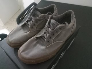 Zapatillas Vans grises y marrones