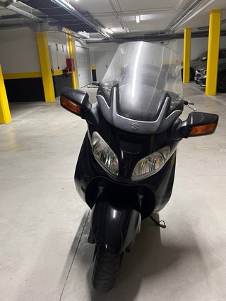 Suzuki Burgman 650 ABS Executive. Negra