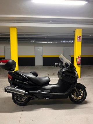 Suzuki Burgman 650 ABS Executive. Negra