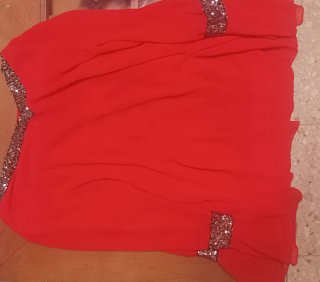 Elegante camiseta roja con detalles plateados