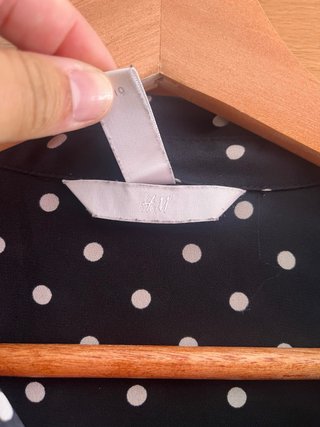 Camisa / blusa de lunares negra y blanca Talla XS