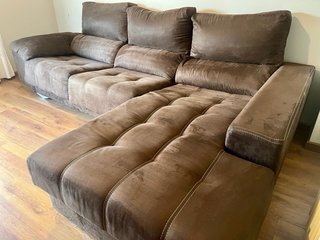 Sofá marrón con chaiselongue