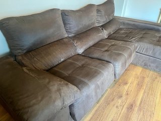 Sofá marrón con chaiselongue