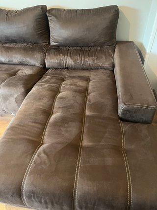 Sofá marrón con chaiselongue