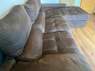 Sofá marrón con chaiselongue