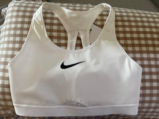 Top deportivo Nike blanco