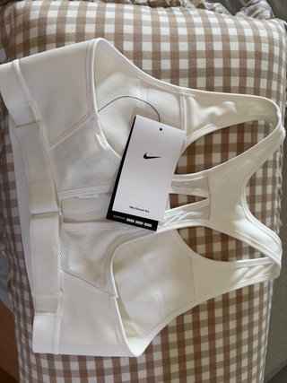 Top deportivo Nike blanco