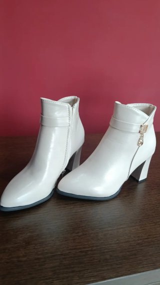 Botines blancos tacón