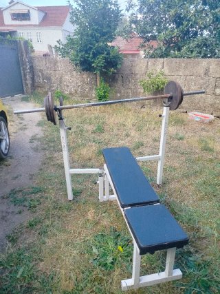 Banco de Gimnasio con Barra y Pesas