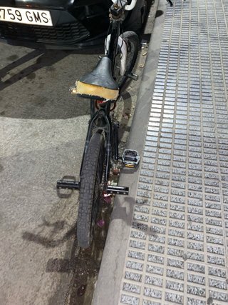 Bicicleta BMX negra y blanca