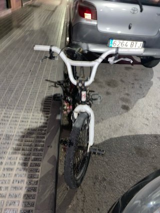 Bicicleta BMX negra y blanca