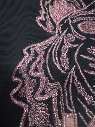 Sudadera Negra con Bordado Rosa Metalizado