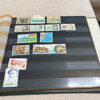 Álbum antiguo con colección de sellos