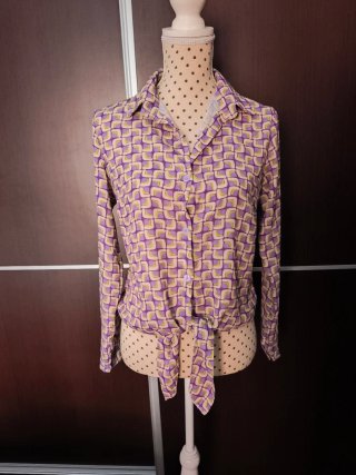 Camisa anudada morada y amarilla