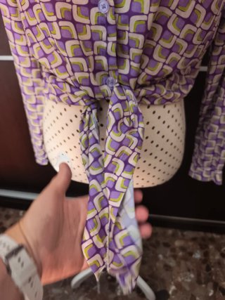 Camisa anudada morada y amarilla