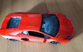 Coche de carreras rojo grande