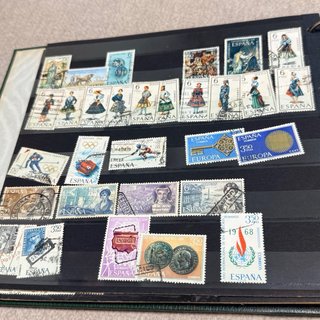 Álbum antiguo de sellos de España y del mundo