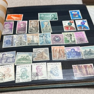 Álbum antiguo de sellos de España y del mundo
