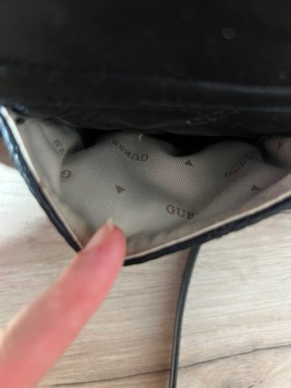 Mochila Guess acolchada negra