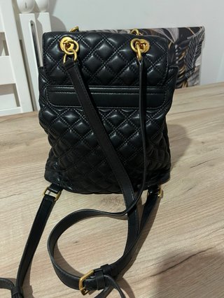Mochila Guess acolchada negra