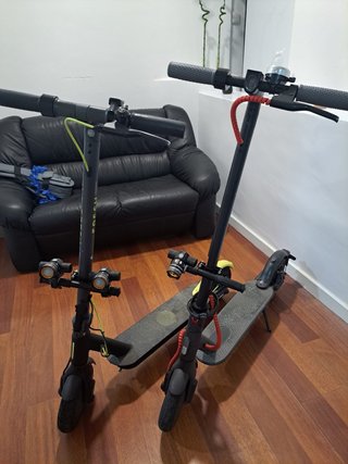 Patinete eléctrico con luces y cascos