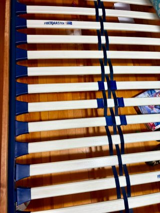 Cama individual de madera con colchón