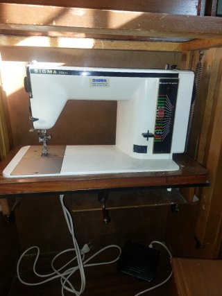 Mueble de máquina de coser de madera