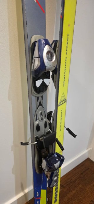 Esquís Rossignol + Fijaciones Salomon + Bastones