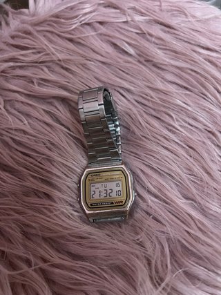 Reloj Casio Retro Dorado y Plateado