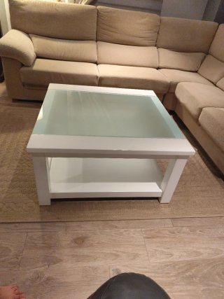 Mesa de centro blanca con tapa de cristal