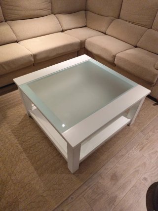 Mesa de centro blanca con tapa de cristal
