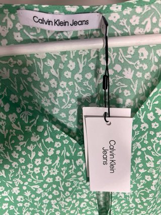 Conjunto Calvin Klein floral verde y blanco