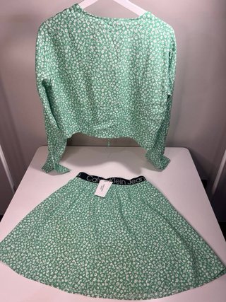 Conjunto Calvin Klein floral verde y blanco
