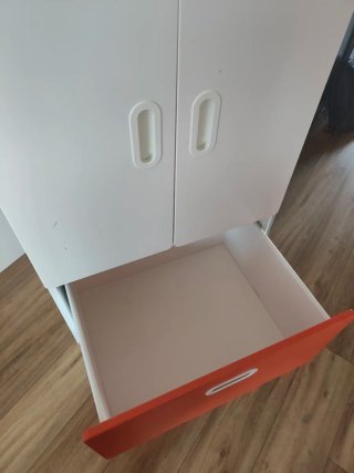 Armario infantil blanco y naranja