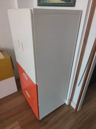 Armario infantil blanco y naranja
