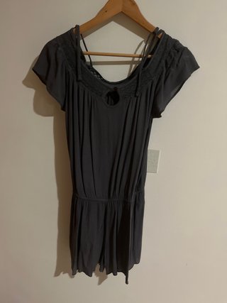 Mono gris con tirantes