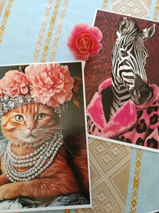 Gata Rubia Collares y Flores