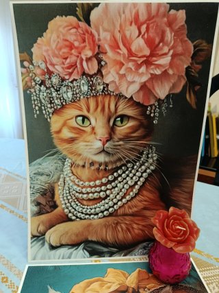 Gata Rubia Collares y Flores