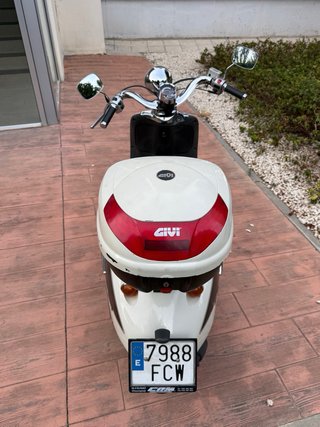 Aprilia Compay 125cc Scooter Beige.