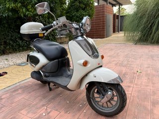 Aprilia Compay 125cc Scooter Beige.