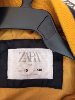 Cazadora Bomber University Zara Azul y Blanca
