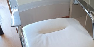 Silla vintage de metal cromado y piel blanca