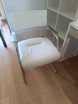Silla vintage de metal cromado y piel blanca