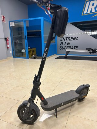 Patinete Xiaomi con cargador, maleta y casco.